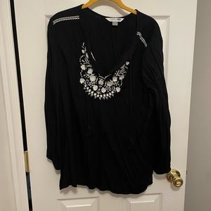 EUC Old Navy black with floral trim lightweight Tunic top